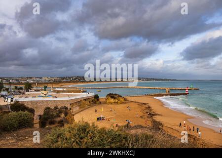 Spiaggia di Praia do Cais da Solaria e forte da Ponta da Bandeira a Lagos, Algarve, Portogallo. Foto Stock