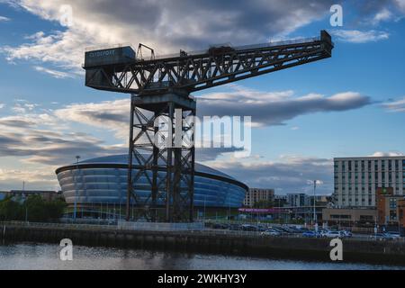 L'arena al coperto Finnieston Crane e OVO Hydro al crepuscolo nella città di Glasgow, Scozia, Regno Unito. Foto Stock