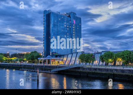 Il Crowne Plaza Glasgow è un hotel alto di sera sul fiume Clyde nella città di Glasgow in Scozia, Regno Unito. Foto Stock