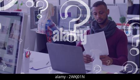 Immagine delle icone dei punti interrogativi su persone diverse che detengono un documento Foto Stock