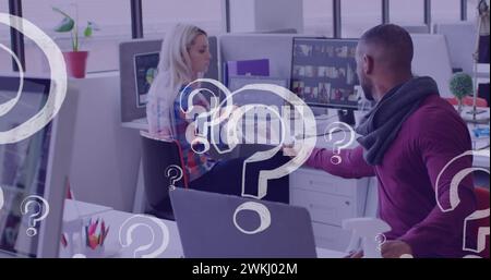 Immagine delle icone dei punti interrogativi su persone diverse che detengono un documento Foto Stock