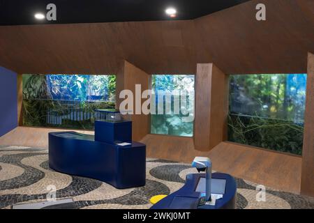 Interno dell'acquario Vasco da Gama ad Alges, quartiere di Lisbona, Portogallo. Museo storico acquario aperto nel 1898, uno dei più antichi al mondo. Foto Stock