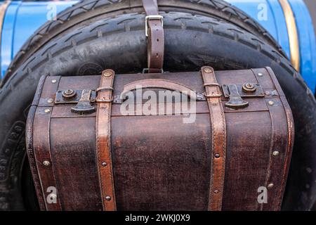 Ruota di scorta e valigia sul retro della vettura. Foto Stock