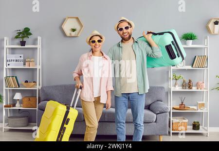 Marito e moglie felici e sorridenti con le valigie sono pronti per le loro vacanze estive Foto Stock