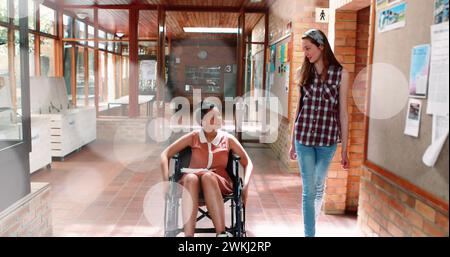 Immagine di spot luminosi su studenti birazziali disabili con un amico Foto Stock