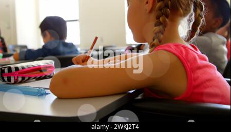 Immagine di macchie luminose sopra una studentessa cuacasiana disabile seduta su sedia a rotelle Foto Stock