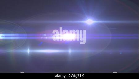 Immagine dei fasci di luce che si muovono su sfondo scuro Foto Stock