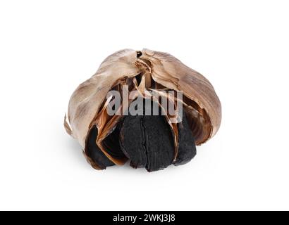 Un bulbo di aglio nero fermentato isolato su bianco Foto Stock