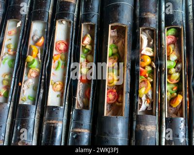 Garang asem, un cibo tradizionale indonesiano, delizioso pollo cucinato in tubetto di bambù bruciato. Foto Stock