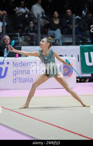 Chieti, Italia. 17 febbraio 2024. Emma Carleschi della Polimnia Ritmica Romana recupera il club durante il primo turno della stagione regolare dell'Ital Foto Stock