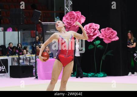 Chieti, Italia. 17 febbraio 2024. Milena Baldassarri della squadra Ginnastica Fabriano compete con il pallone al primo turno della stagione regolare della Foto Stock