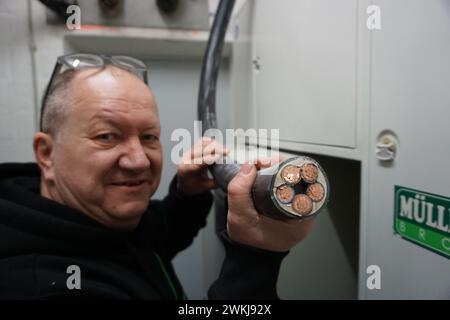 Wenzel Vaclav Cerveny, che i media tedeschi chiamano "il re della cannabis", sta preparando un club di coltivazione ad Aschheim vicino Monaco grazie alla prevista legalizzazione della marijuana, in una foto del 19 febbraio 2024 mostra la connessione elettrica con il club dei coltivatori di cannabis. Sta anche aprendo un grande negozio di cannabis lì, che funzionerà come un mondo di esperienza. Cerveny, nato a due anni da Klatovy, venuto in Baviera con i suoi genitori dopo l'invasione sovietica del 1968, attende con ansia la forma in cui la legge sulla legalizzazione sarà approvata dai membri del Bundestag. Cl Foto Stock