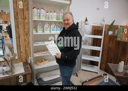 Wenzel Vaclav Cerveny, che i media tedeschi chiamano "il re della cannabis", sta preparando un club di coltivazione ad Aschheim vicino Monaco grazie alla prevista legalizzazione della marijuana, su una foto del 19 febbraio 2024. Sta anche aprendo un grande negozio di cannabis lì, che funzionerà come un mondo di esperienza. Cerveny, nato a due anni da Klatovy, venuto in Baviera con i suoi genitori dopo l'invasione sovietica del 1968, attende con ansia la forma in cui la legge sulla legalizzazione sarà approvata dai membri del Bundestag. Potrebbe arrivare chiarezza questo venerdì. (Foto CTK/Ales Zapotocky) Foto Stock