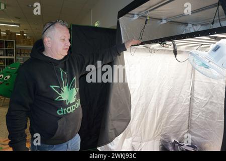 Wenzel Vaclav Cerveny, che i media tedeschi chiamano "il re della cannabis", sta preparando un club di coltivazione ad Aschheim vicino Monaco grazie alla prevista legalizzazione della marijuana, su una foto del 19 febbraio 2024. Sta anche aprendo un grande negozio di cannabis lì, che funzionerà come un mondo di esperienza. Cerveny, nato a due anni da Klatovy, venuto in Baviera con i suoi genitori dopo l'invasione sovietica del 1968, attende con ansia la forma in cui la legge sulla legalizzazione sarà approvata dai membri del Bundestag. Potrebbe arrivare chiarezza questo venerdì. (Foto CTK/Ales Zapotocky) Foto Stock