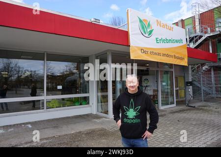 Wenzel Vaclav Cerveny, che i media tedeschi chiamano "il re della cannabis", sta preparando un club di coltivazione ad Aschheim vicino Monaco grazie alla prevista legalizzazione della marijuana, su una foto del 19 febbraio 2024. Sta anche aprendo un grande negozio di cannabis lì, che funzionerà come un mondo di esperienza. Cerveny, nato a due anni da Klatovy, venuto in Baviera con i suoi genitori dopo l'invasione sovietica del 1968, attende con ansia la forma in cui la legge sulla legalizzazione sarà approvata dai membri del Bundestag. Potrebbe arrivare chiarezza questo venerdì. (Foto CTK/Ales Zapotocky) Foto Stock