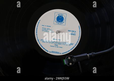 Focus Moving Waves album in vinile LP con tonearm, cartuccia, guscio della testa e stilo su un lettore di dischi giradischi - 1971 Foto Stock