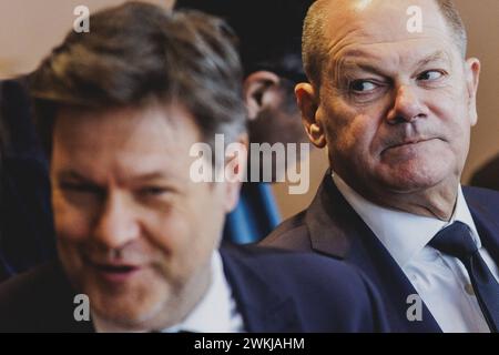 L-R Robert Habeck Buendnis 90/Die Gruenen, Bundesminister fuer Wirtschaft und Klimaschutz und Vizekanzler, und Olaf Scholz SPD, Bundeskanzler, aufgenommen im Rahmen der woechentlichen Sitzung des Kabinetts in Berlin, 21.02.2024. Berlin Deutschland *** L R Robert Habeck Buendnis 90 Die Gruenen , Ministro federale dell'economia e della protezione del clima e Vice Cancelliere, e Olaf Scholz SPD , Cancelliere federale, registrati durante la riunione settimanale di gabinetto a Berlino, 21 02 2024 Berlino Germania Copyright: XFlorianxGaertnerx Foto Stock