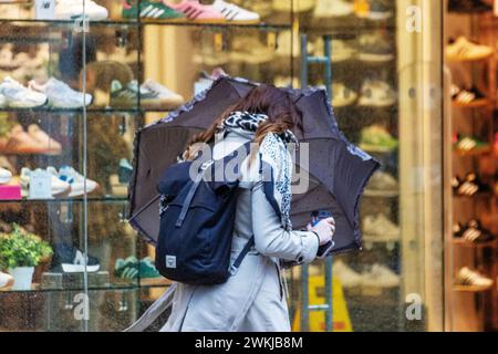 Preston, Lancashire. Meteo nel Regno Unito. 21 febbraio 2024. Venti forti e pioggia intensa per gli amanti dello shopping nel centro della città. Credito; MediaWorldImages/AlamyLiveNews Foto Stock