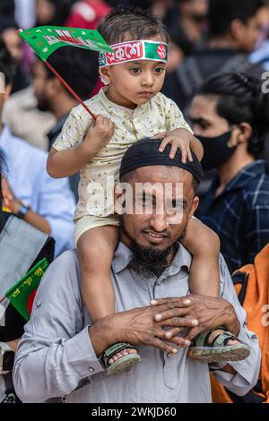 Dacca, Bangladesh. 21 febbraio 2024. Un padre e suo figlio rendono omaggio durante la giornata internazionale della lingua madre. I bengalesi rendono omaggio al Monumento dei Martiri, o Shaheed Minar, in occasione della giornata internazionale della lingua madre a Dacca, la giornata internazionale della lingua madre è stata celebrata in commemorazione del movimento in cui un certo numero di studenti sono morti nel 1952, difendendo il riconoscimento del Bangla come lingua di stato dell'ex Pakistan orientale, ora Bangladesh. Credito: SOPA Images Limited/Alamy Live News Foto Stock