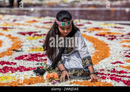 Dacca, Bangladesh. 21 febbraio 2024. Un volontario organizza petali di fiori durante la giornata internazionale della lingua madre. I bengalesi rendono omaggio al Monumento dei Martiri, o Shaheed Minar, in occasione della giornata internazionale della lingua madre a Dacca, la giornata internazionale della lingua madre è stata celebrata in commemorazione del movimento in cui un certo numero di studenti sono morti nel 1952, difendendo il riconoscimento del Bangla come lingua di stato dell'ex Pakistan orientale, ora Bangladesh. Credito: SOPA Images Limited/Alamy Live News Foto Stock