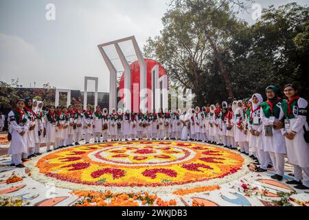 Dacca, Bangladesh. 21 febbraio 2024. I volontari rendono omaggio durante la giornata internazionale della lingua madre. I bengalesi rendono omaggio al Monumento dei Martiri, o Shaheed Minar, in occasione della giornata internazionale della lingua madre a Dacca, la giornata internazionale della lingua madre è stata celebrata in commemorazione del movimento in cui un certo numero di studenti sono morti nel 1952, difendendo il riconoscimento del Bangla come lingua di stato dell'ex Pakistan orientale, ora Bangladesh. Credito: SOPA Images Limited/Alamy Live News Foto Stock