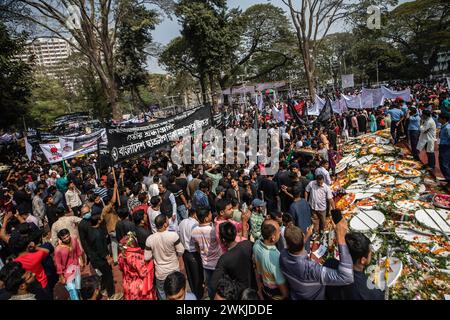 Dacca, Bangladesh. 21 febbraio 2024. La gente rende omaggio durante la giornata internazionale della lingua madre. I bengalesi rendono omaggio al Monumento dei Martiri, o Shaheed Minar, in occasione della giornata internazionale della lingua madre a Dacca, la giornata internazionale della lingua madre è stata celebrata in commemorazione del movimento in cui un certo numero di studenti sono morti nel 1952, difendendo il riconoscimento del Bangla come lingua di stato dell'ex Pakistan orientale, ora Bangladesh. Credito: SOPA Images Limited/Alamy Live News Foto Stock