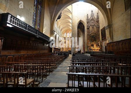 Interno della cattedrale di Santo Stefano, con navata a est verso il coro e l'altare maggiore, giustapposta all'architettura gotica meridionale e settentrionale Foto Stock