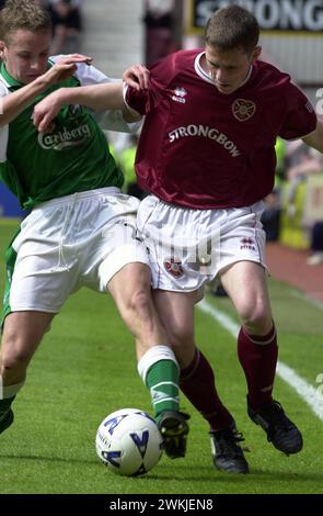 HEARTS V HIBS, TYNECASTLE, 21/5/00. Gary Naysmith prende la difesa degli Hibs. Foto Stock