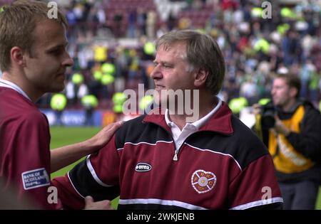 HEARTS V HIBS, TYNECASTLE, 21/5/00. Jim Jeffries saluta i suoi giocatori mentre lasciano il parco Foto Stock