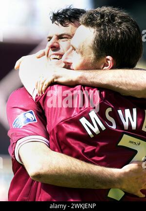 HEARTS V HIBS, TYNECASTLE, 21/5/00. Gary McSwegan celebra il suo gol vincente. Foto Stock