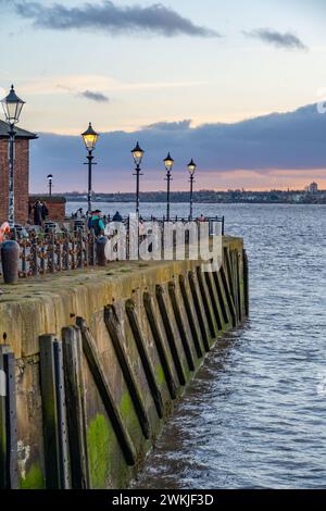 Il lungomare presso il Liverpool Maritime Museum Royal Albert Dock, Liverpool L3 4AQ Foto Stock