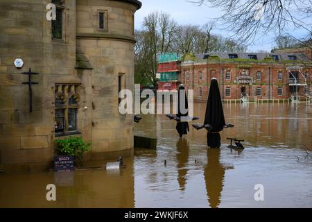 Il fiume Ouse ha fatto esplodere le sue sponde e inondazioni dopo forti piogge (sponda del fiume sotto l'acqua inondata, ristorante sul fiume inondato) - York, North Yorkshire, Inghilterra, Regno Unito. Foto Stock