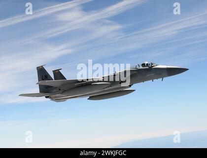 Un F-15E Strike Eagle della USAF vola a fianco di un KC-135 Stratotanker della U.S. Air Force da sopra l'Inghilterra, il 26 giugno 2018. Foto di Karen Abeyasekere Foto Stock