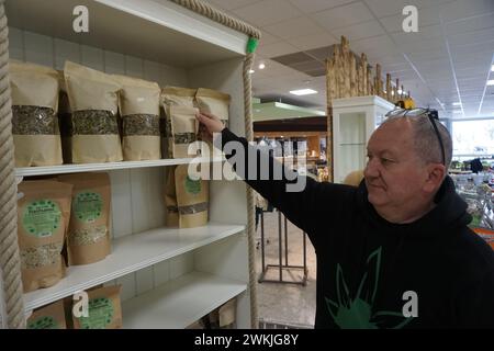 Wenzel Vaclav Cerveny, che i media tedeschi chiamano "il re della cannabis", sta preparando un club di coltivazione ad Aschheim vicino Monaco grazie alla prevista legalizzazione della marijuana, su una foto del 19 febbraio 2024. Sta anche aprendo un grande negozio di cannabis lì, che funzionerà come un mondo di esperienza. Cerveny, nato a due anni da Klatovy, venuto in Baviera con i suoi genitori dopo l'invasione sovietica del 1968, attende con ansia la forma in cui la legge sulla legalizzazione sarà approvata dai membri del Bundestag. Potrebbe arrivare chiarezza questo venerdì. (Foto CTK/Ales Zapotocky) Foto Stock