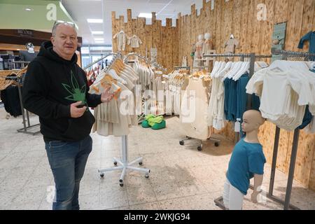 Wenzel Vaclav Cerveny, che i media tedeschi chiamano "il re della cannabis", sta preparando un club di coltivazione ad Aschheim vicino Monaco grazie alla prevista legalizzazione della marijuana, su una foto del 19 febbraio 2024. Sta anche aprendo un grande negozio di cannabis lì, che funzionerà come un mondo di esperienza. Cerveny, nato a due anni da Klatovy, venuto in Baviera con i suoi genitori dopo l'invasione sovietica del 1968, attende con ansia la forma in cui la legge sulla legalizzazione sarà approvata dai membri del Bundestag. Potrebbe arrivare chiarezza questo venerdì. (Foto CTK/Ales Zapotocky) Foto Stock