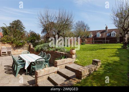 Ashley, Newmarket, Suffolk - 20 aprile 2015: Patio illuminato dal sole e giardini paesaggistici Foto Stock