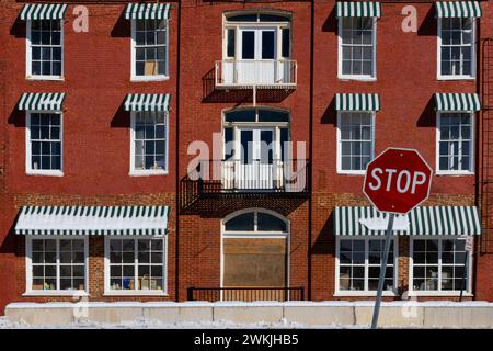 Abingdon, Virginia, USA - 21 gennaio 2024: Primo piano di un vecchio edificio in mattoni vicino ai binari della ferrovia. Foto Stock