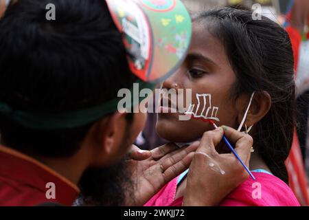 Dacca, Dacca, Bangladesh. 21 febbraio 2024. In occasione della giornata internazionale della lingua madre, le persone si sono riunite a Shaheed Minar (la Torre dei Martiri) a Dacca per rendere omaggio ai martiri che hanno dato la vita per la lingua. Il 21 febbraio 1952, vi fu un movimento che chiedeva il bengalese come lingua nazionale del Bangladesh. Molte persone, tra cui Salam, Barkat, Rafiq e Jabbar, furono uccise durante il fuoco della polizia. (Immagine di credito: © Syed Mahabubul Kader/ZUMA Press Wire) SOLO PER USO EDITORIALE! Non per USO commerciale! Foto Stock