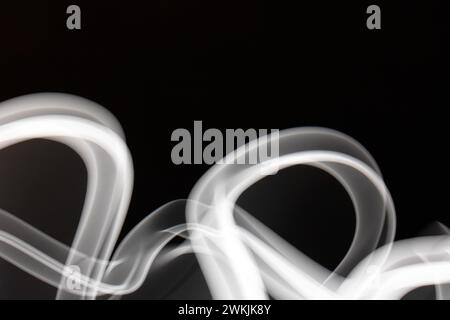 Una luce fumo bianca vorticosa su sfondo nero Foto Stock