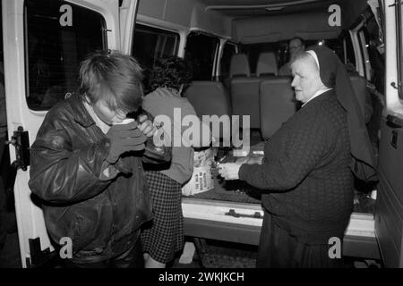 Soup Kitchen per le strade di Londra. Adolescente che dorme bruscamente nel centro di Londra. Le suore e gli aiutanti dell'ordine cattolico delle Suore della Carità, chiamate anche Figlie della Carità, forniscono cibo e riparo in una zuppa di cucina notturna intorno a Londra. Inghilterra anni '1990 1990 Regno Unito HOMER SYKES Foto Stock