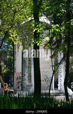 Junge Frau am Tempel am Plaza Popocatepetl, Colonia Condesa, Mexiko Stadt Foto Stock