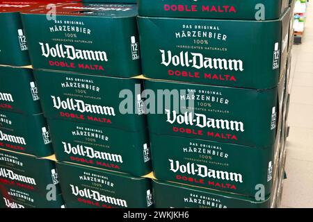 Voll-Damm Bier, im Sortiment von Aldi auf den Kanaren. Voll-Damm Doble Malta ist ein Lager- und Märzen- bzw Märzenbier, das von S. A. Damm, einer Brauerei a Barcellona, Spanien, hergestellt wird *** Voll Damm, nella catena degli Aldi nelle Isole Canarie Voll Damm Doble Malta è una birra lager e Märzen prodotta da S A Damm, un birrificio a Barcellona, in Spagna Foto Stock