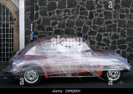 In Frischhaltefolie eingewickelter VW KŠfer im Stadtteil Cuauhtemoc, Mexiko Stadt Foto Stock