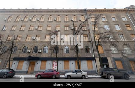 Non esclusiva: CHARKIV, UCRAINA - 20 FEBBRAIO 2024 - i consigli sigillano le finestre di un edificio, Charkiv, Ucraina nord-orientale. Foto Stock