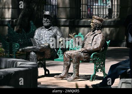 Monumento Encuentro, Denkmal Begegnung, zwei Bronzestatuen von Fidel Castro und che Guevara, Tabacalera, Cuauhtemoc, Mexiko Stadt Foto Stock