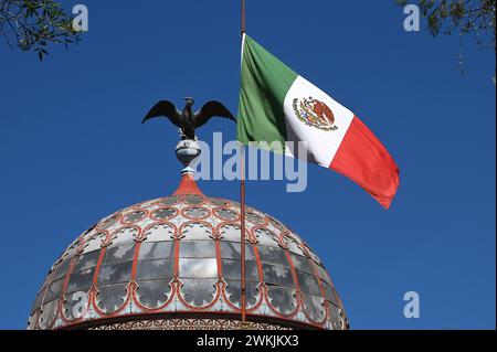 Kuppelbau Kiosco Morisco im Park Alameda mit Mexikanischer Fahne, Colonia Santa Mar’a la Ribera, Mexiko Stadt Foto Stock