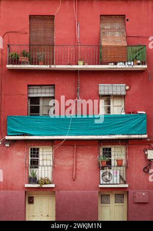 Uno dei tanti appartamenti che fiancheggiano il Rio Segura, che attraversa il centro di Orihuela, Alicante, Spagna Foto Stock