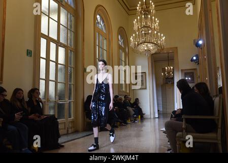 Milano, Italia. 21 febbraio 2024. Models cammina in passerella durante l'ONITSUKA TIGER Show, che fa parte della Milano Fashion Week abbigliamento donna Autunno/Inverno 2024/2025 (Credit Image: © Ervin Shulku/ZUMA Press Wire) SOLO PER USO EDITORIALE! Non per USO commerciale! Foto Stock