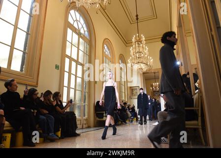 Milano, Italia. 21 febbraio 2024. Models cammina in passerella durante l'ONITSUKA TIGER Show, che fa parte della Milano Fashion Week abbigliamento donna Autunno/Inverno 2024/2025 (Credit Image: © Ervin Shulku/ZUMA Press Wire) SOLO PER USO EDITORIALE! Non per USO commerciale! Foto Stock
