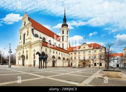 Brno - Chiesa di S.. Galleria Tommaso e Moravia e statua equestre del margravio Jobst di Lussemburgo, Repubblica Ceca Foto Stock